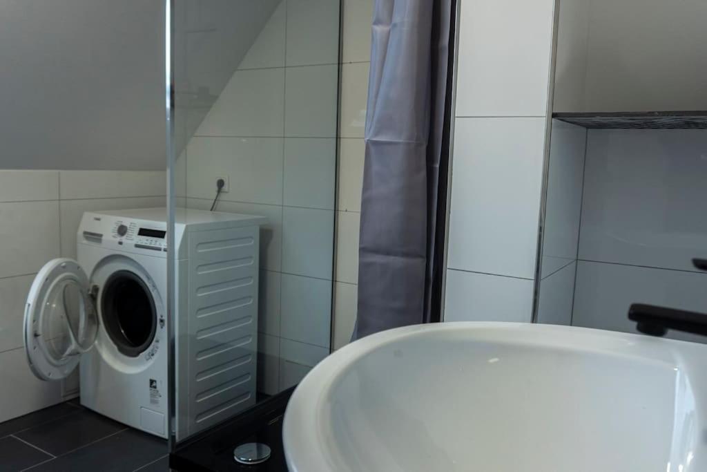 Moderne Ferienwohnung In Gelsenkirchen-Schalke Fuer 1 Bis 7 Personen Mit Terrasse, Ideal Fuer Gruppen & Stadionbesuche Εξωτερικό φωτογραφία